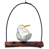 Wei&szlig;er Vogel aus Holz, kleine M&ouml;we auf Schaukel